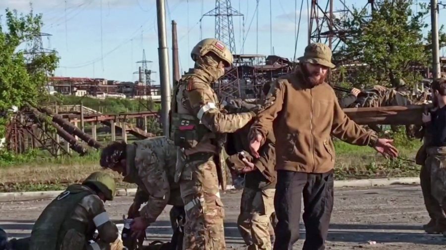 VIDEO, FOTO cu militarii ucraineni care au părăsit fortăreața „Azovstal” și au fost preluați de armata rusă