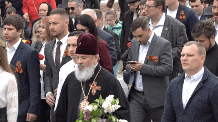 Nimeni nu rămâne nepedepsit. Episcopul Marchel va fi amendat pentru că a purtat panglică bicoloră