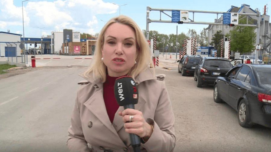 VIDEO Marina Ovsiannikova, fosta angajată a postului de televiziune Pervîi Kanal din Rusia, a ajuns în Moldova