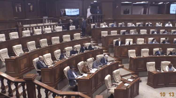VIDEO Obligația de serviciu, schimbată de PSRM pe protest. Socialiștii au părăsit ședința Parlamentului și acuză PAS