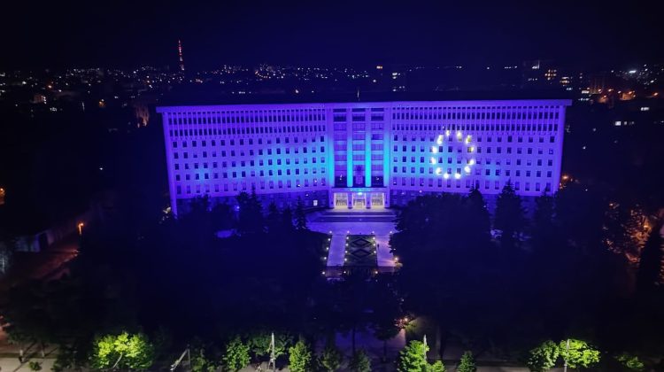 VIDEO Clădirea Parlamentului de la Chișinău a fost iluminată festiv în culorile drapelului Uniunii Europene