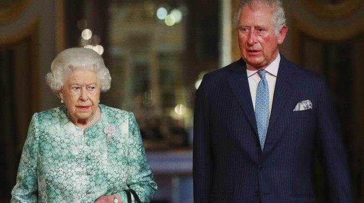 Elizabeth II, înlocuită de prințul Charles la deschiderea Parlamentului britanic. Regina ar avea probleme locomotorii