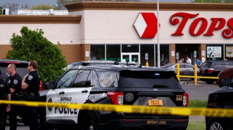 A împușcat la întâmplare… Morți într-un supermarket din SUA, după ce un adept al supremației rasei albe i-a ucis