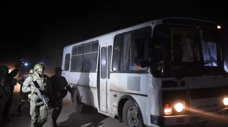 VIDEO Peste 260 de soldați ucraineni au fost evacuați de la Azovstal. Zelenski: „Ucraina are nevoie de eroi în viață”