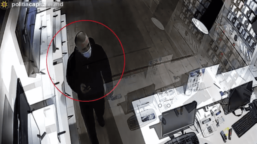 VIDEO Fără vreo remușcare! A înhățat bani dintr-un magazin și s-a făcut nevăzut. Poliția caută individul
