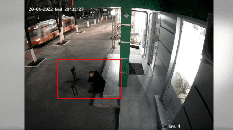 VIDEO A furat o bicicletă din scara unui bloc și a luat-o la sănătoasa! Poliția din Bălți caută individul din imagini