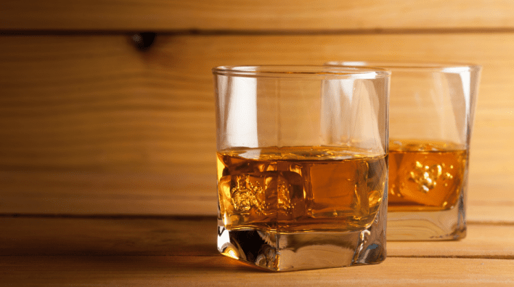 Cinci moldoveni s-au intoxicat cu alcool în ultima săptămână. Au chemat ambulanța