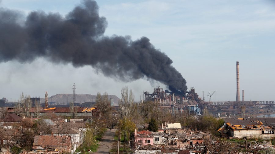 VIDEO Rusia anunță că a început să bombardeze combinatul Azovstal din Mariupol