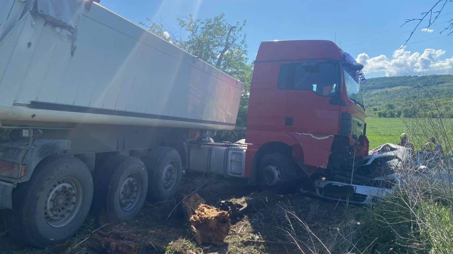 FOTO Accident grav pe traseul Hîncești-Lăpușna. O Skoda Octavia a ajuns sub roțile unui camion
