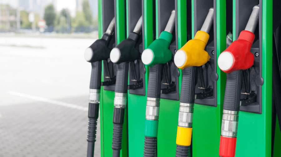 Conducători auto, fiți gata să „scuturați” buzunarele. Prețurile carburanților cresc în continuare