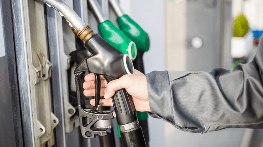 Benzina se scumpește, iar motorina se ieftinește! PREȚ CARBURANȚI 16 septembrie