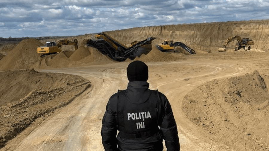 FOTO Cantități mari de nisip – extrase ilegal de la o carieră de nisip din Anenii-Noi. Cine se face vinovat