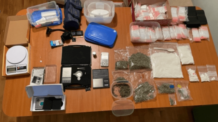VIDEO Amfetamină, cocaină și sare – găsite acasă la membrii unui grup criminal. Au fost reținuți pentru 30 de zile