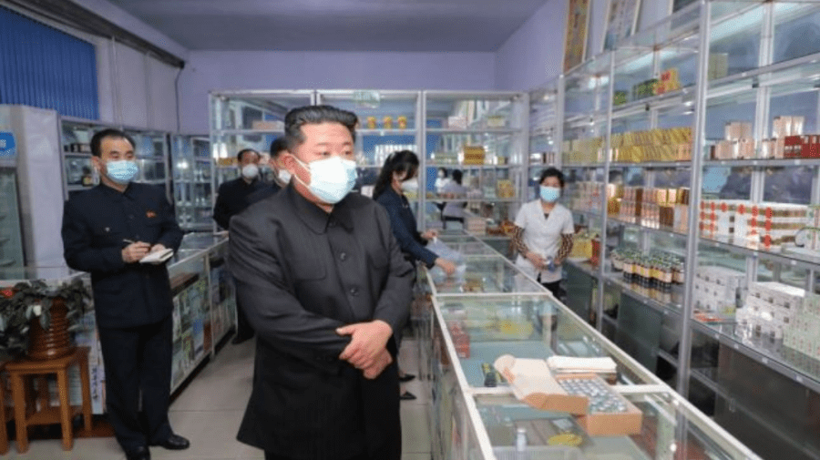 Coreea de Nord a pornit o luptă „aprigă” cu pandemia de coronavirus. Vor să scape de COVID-19 cu ceai și apă cu sare