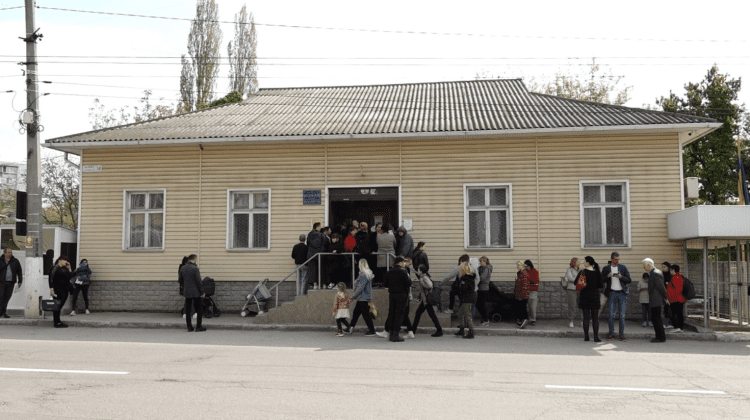 VIDEO Refugiații își perfectează actele pentru a părăsi Moldova! Au format rânduri la Consulatul Ucrainei din Bălți