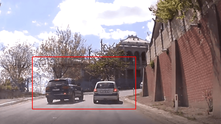 VIDEO Ți se taie respirația! Momentul în care un șofer efectuează o depășire periculoasă într-o curbă
