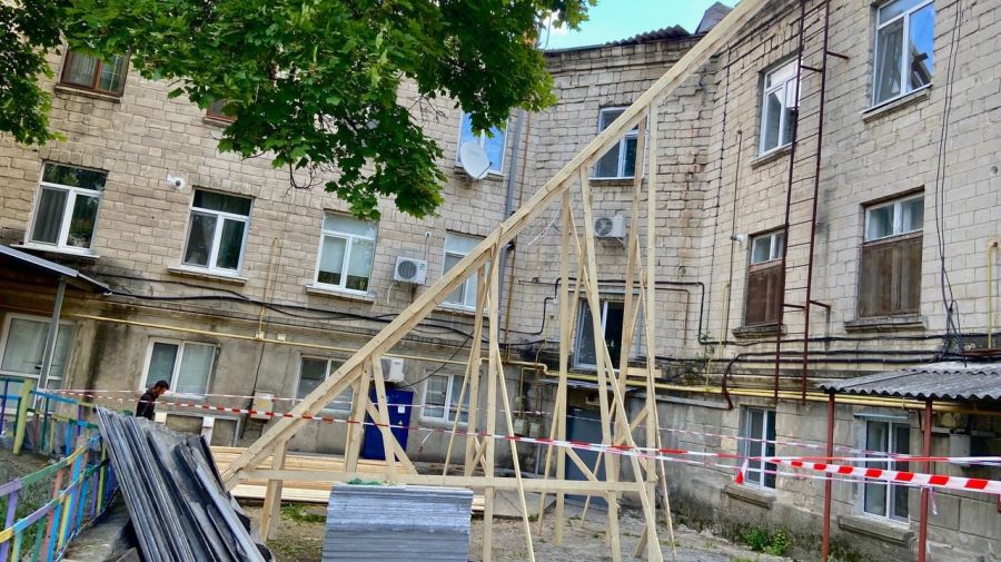 FOTO Mai multe blocuri de locuit din Chișinău – în reparație. Sunt schimbate și geamurile