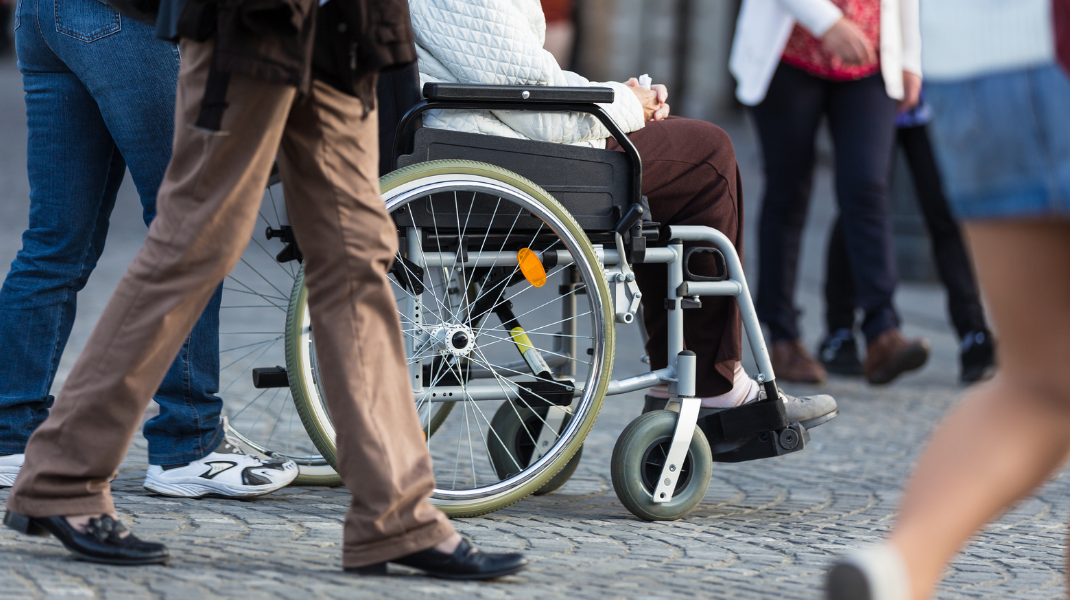Se reformează serviciile sociale destinate persoanelor cu dizabilități. Măsurile pe care le va implementa Guvernul