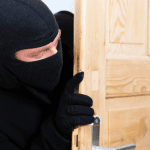 VIDEO A intrat într-un apartament și a furat bani. Un bărbat din Chișinău, încătușat