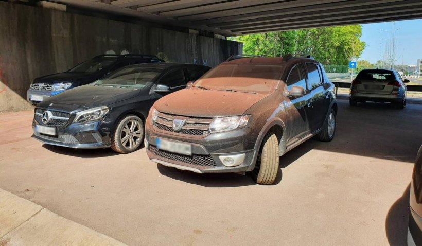 FOTO Au lăsat mașinile parcate într-o culoare și le-au găsit în alta! Gafă de proporții în București