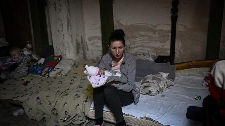 Peste 200 de civili printre care femei și copii, captivi în subteranele combinatului Azovstal