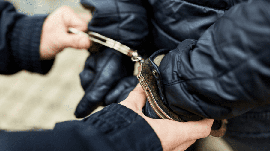 VIDEO Momentul în care un cetățean turc este încătușat polițiștii moldoveni. Era anunțat în căutare internațională