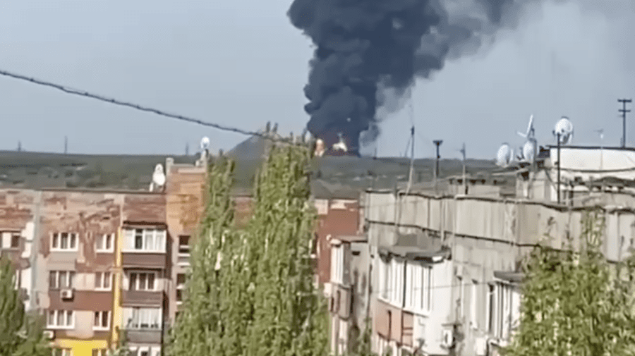 VIDEO Incendiu de proporții în Makiivka, Donețk! Un depozit de petrol este în flăcări