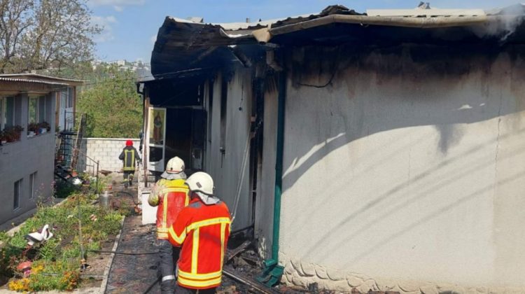 FOTO Pompierii, în alertă! A izbucnit un incendiu la o biserică din Călărași. Flăcările au afectat 200 de metri pătrați
