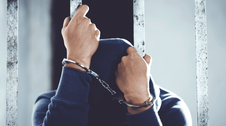 Un ofițer de urmărire penală din Ocnița – trimis după gratii. Pedeapsa primită pentru trafic de influență