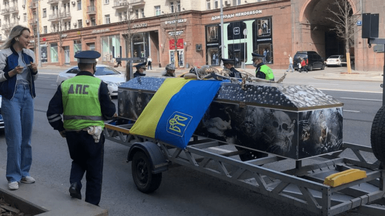 FOTO Din dragostea față de țară!? Un locuitor al Moscovei a înscenat o „înmormântare a Ucrainei” în centrul orașului