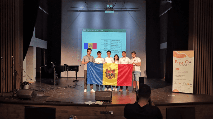 Moldova are cine se mândri! Elevii noștri au obținut cinci medalii și  mențiune de onoare la Olimpiada de Matematică - Realitatea.md