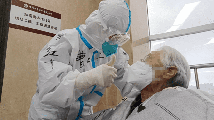 O femeie de 106 ani din China diagnosticată cu COVID-19 s-a vindecat. A fost externată după două săptămâni în spital