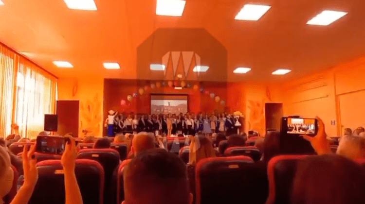 VIDEO Nenea Vova, vom fi cu tine! Elevi mici din Breansk cântă în fața părinților despre patriotism