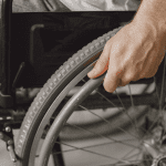 Persoanele cu dizabilități severe din copilărie vor putea cumula pensia de dizabilitate și cea de urmaș