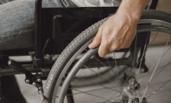 Persoanele cu dizabilități severe din copilărie vor putea cumula pensia de dizabilitate și cea de urmaș