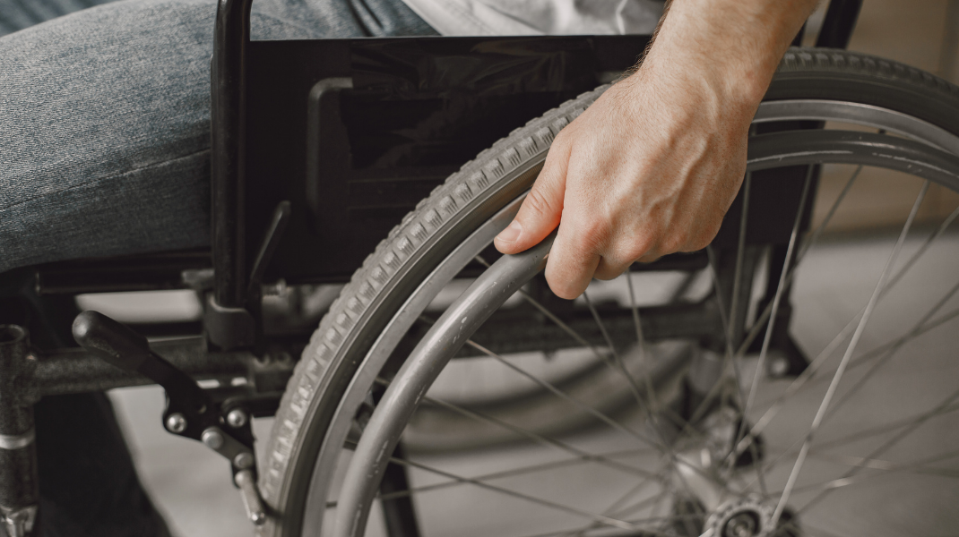 Persoanele cu dizabilități severe din copilărie vor putea cumula pensia de dizabilitate și cea de urmaș