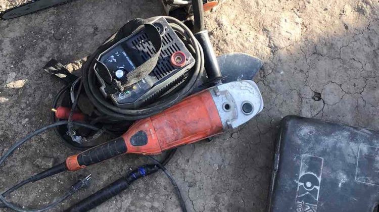 FOTO Piese de la tractor și cabluri – furate dintr-un depozit din Cimișlia! Poliția a reținut suspecții