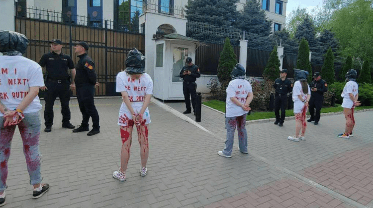 FOTO „Voi fi următorul?” Cu pungi pe cap, mai mulți activiști au protestat în fața ambasadei Rusiei la Chișinău