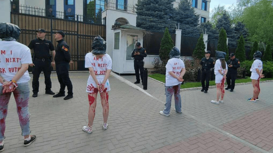 FOTO „Voi fi următorul?” Cu pungi pe cap, mai mulți activiști au protestat în fața ambasadei Rusiei la Chișinău