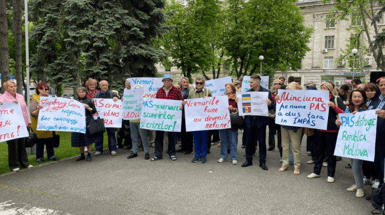 Deputații Partidului „ȘOR” și ai PCRM au cerut demisia Guvernului, în cadrul unui flashmob