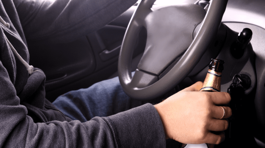 VIDEO Un șofer beat criță – îndepărtat de la volanul mașinii! Ce grad de ebrietate avea