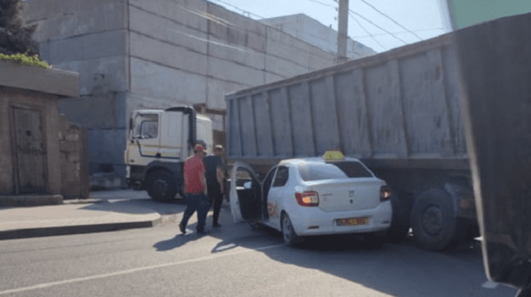 VIDEO Ghinion matinal! Șoferul unui taxi s-a tamponat puternic în remorca unui camion