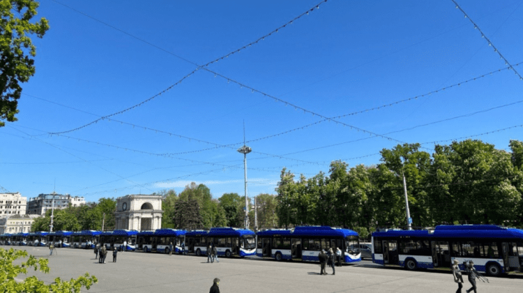 Scumpirile îi impun să facă schimbări! Moldovenii lasă mașinile acasă și circulă cu troleibuzele