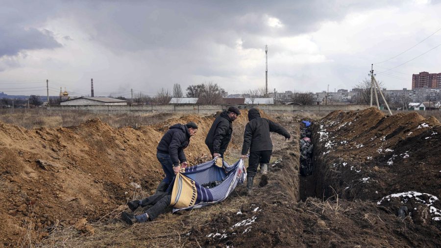VIDEO „Tratarea morților drept gunoi e normă”. Cadavrele de la Mariupol, exhumate și aruncate în gropi comune