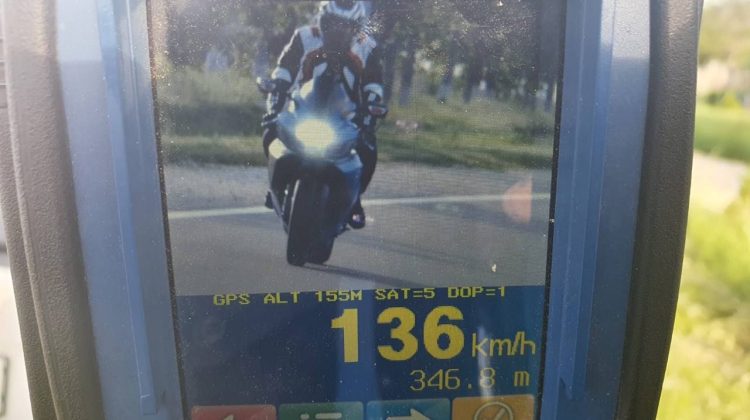 Pericol pe un traseu din țară! Agenții de patrulare au stopat un motociclist care se deplasa cu 136 km/h