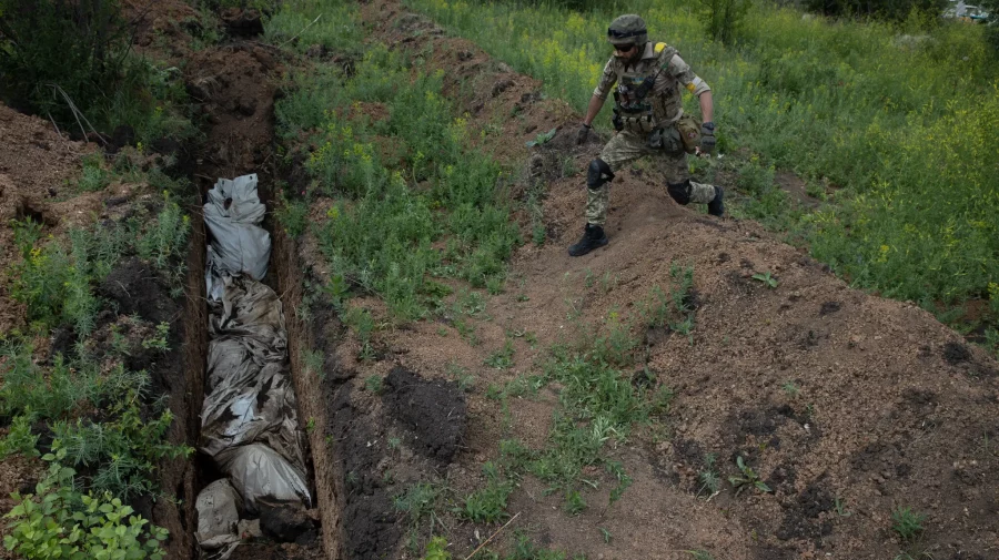 Locul unde miroase a moarte. Groapă cu 300 de cadavre a civililor ucraineni nu poate fi acoperită. Tehnica – în apărare