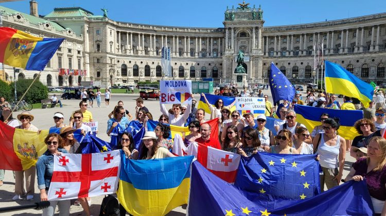 VIDEO Drapelele UE și Moldovei, pe străzile Vienei: Marș al diasporei pentru obținerea statutului de stat candidat