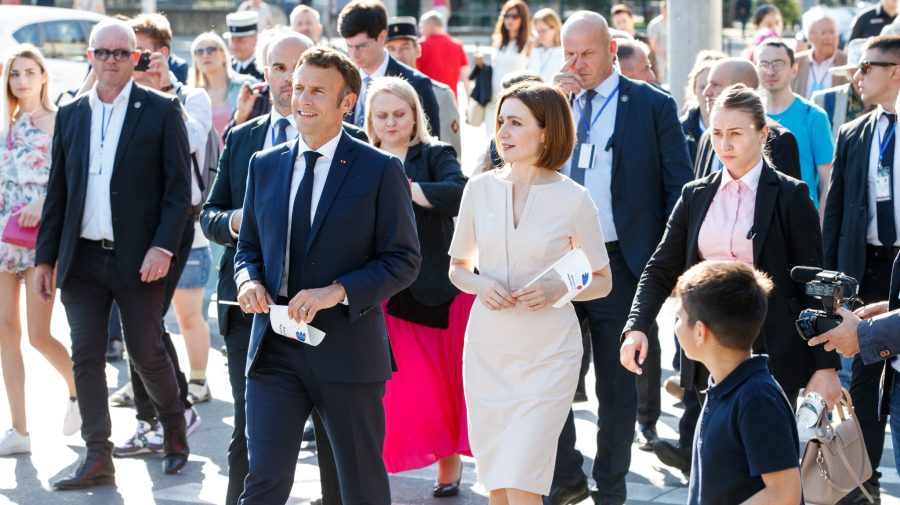 FOTO Macron a finalizat vizita în Moldova cu o promenadă alături de Sandu pe strada pietonală și un mesaj în română