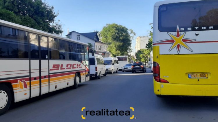 Imagini FOTO de NO COMMENT: Autobuze și microbuze parcate pe străzile din capitală. Îngreunează circulația!