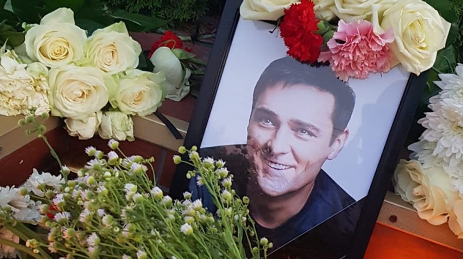 VIDEO Fanii de la Chișinău ai lui Iuri Șatunov au adus trandafiri albi în memoria acestuia la Ambasada Rusiei
